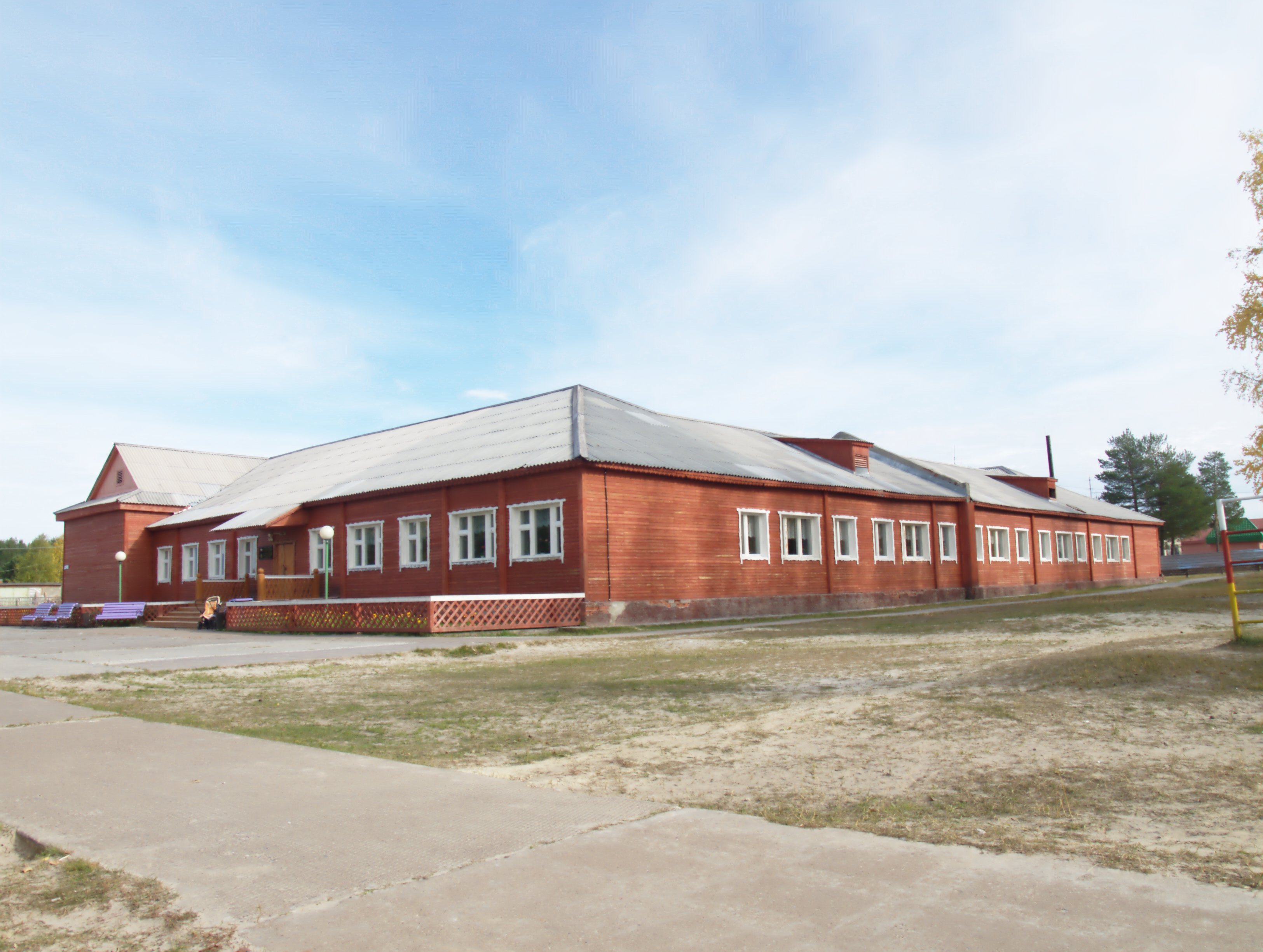 Угутская десятилетняя школа. С 2001 г. здание начальной школы (вход)